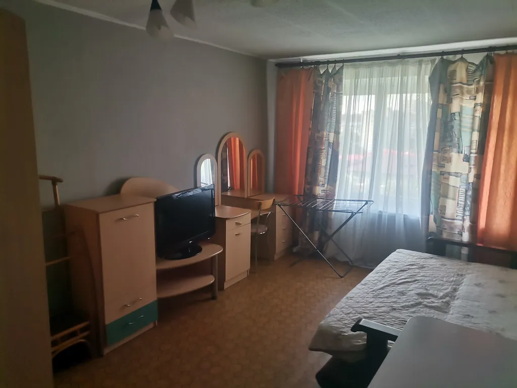 Квартира двухкомнатная на улице Республики, 54 м², Тюмень — спальня, фото 2