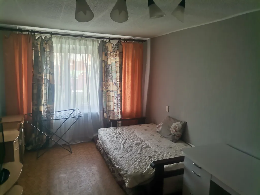Квартира двухкомнатная на улице Республики, 54 м², Тюмень — спальня, фото 3