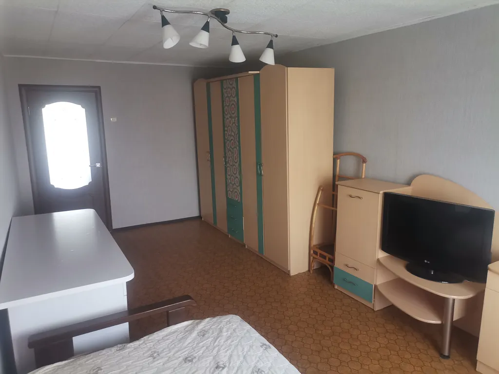 Квартира двухкомнатная на улице Республики, 54 м², Тюмень — спальня, фото 4