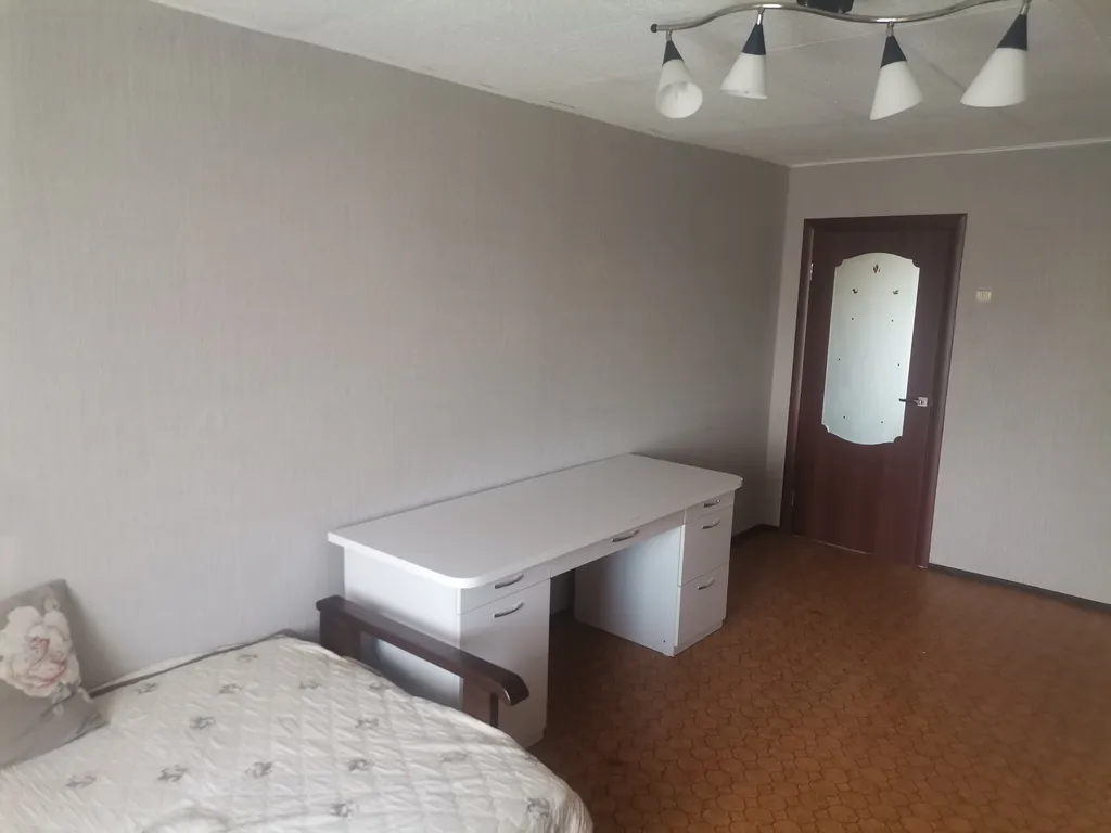 Квартира двухкомнатная на улице Республики, 54 м², Тюмень — спальня, фото 5