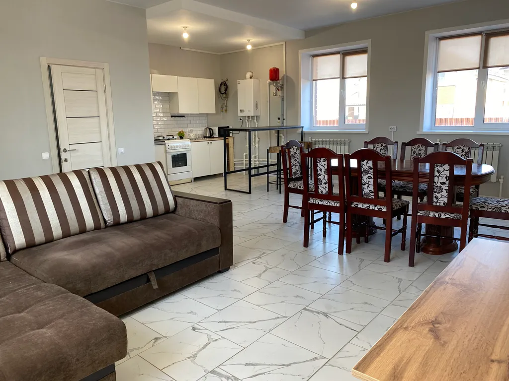 Дом 6-местный на улице Чаадаева, 100 м², Ярославль — кухня, фото 5