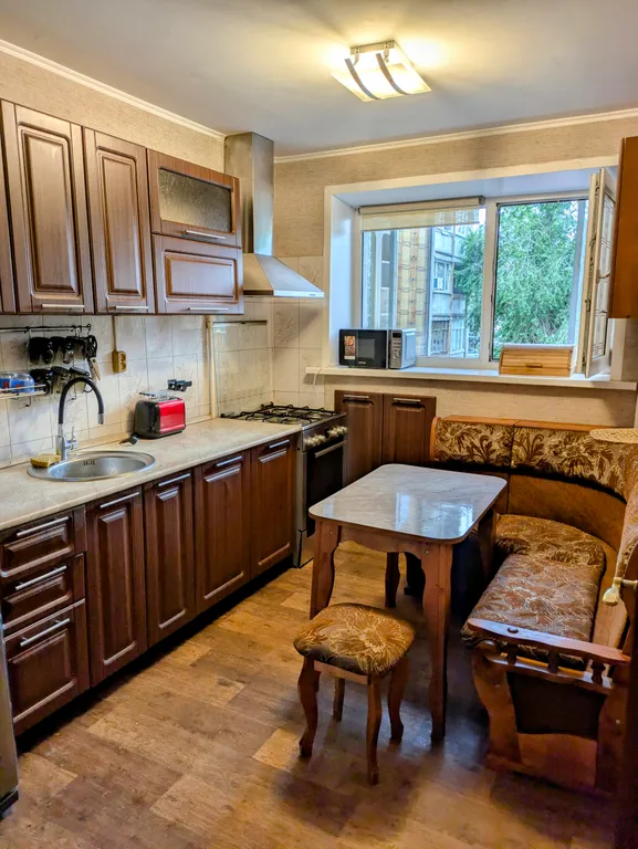 Квартира трёхкомнатная в Самарском, 90 м², Самара — кухня, фото 3