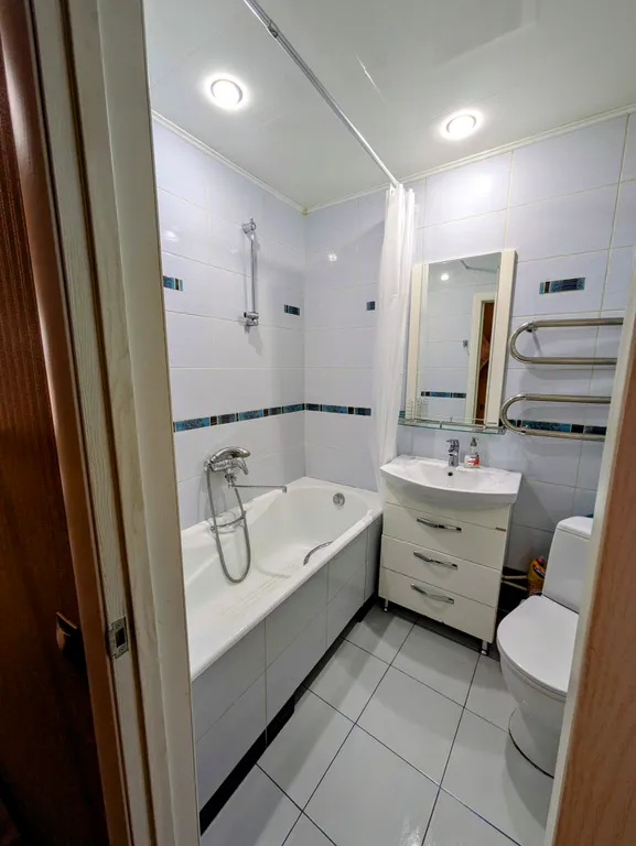Квартира трёхкомнатная в Самарском, 90 м², Самара — ванная комната, фото 3