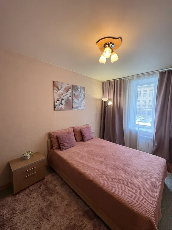 Квартира двухкомнатная у Красного проспекта, в Заельцовском, 40 м², Новосибирск — спальня, фото 10