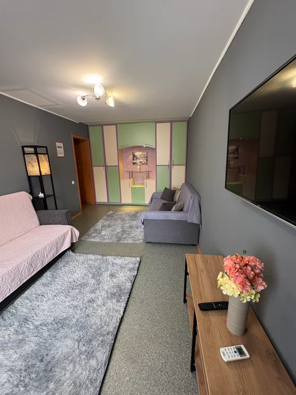 Квартира двухкомнатная у Красного проспекта, в Заельцовском, 40 м², Новосибирск — спальня, фото 3