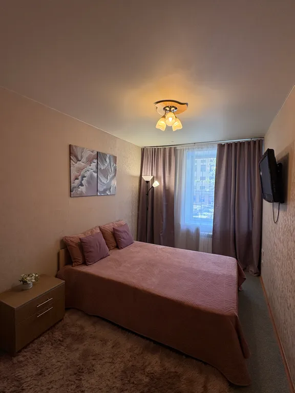 Квартира двухкомнатная у Красного проспекта, в Заельцовском, 40 м², Новосибирск — спальня, фото 8