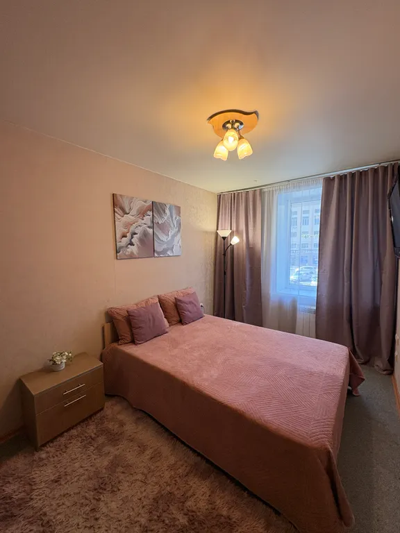 Квартира двухкомнатная у Красного проспекта, в Заельцовском, 40 м², Новосибирск — спальня, фото 9