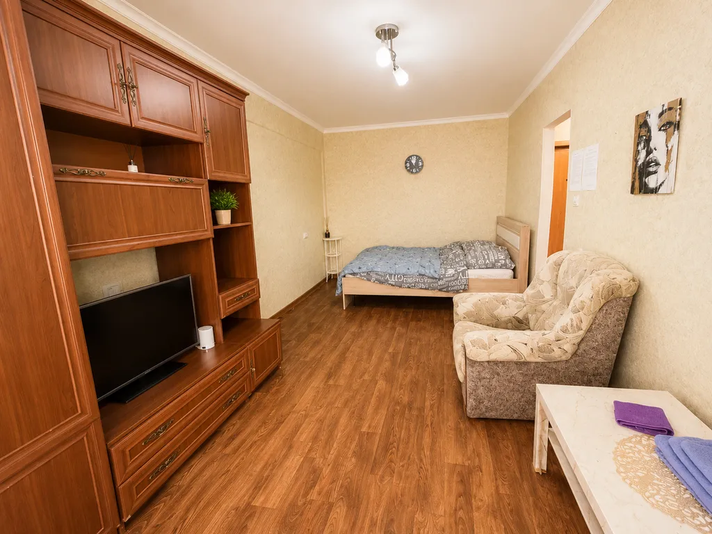 Квартира однокомнатная на улице Мире, 33 м², Юрга — спальня, фото 2