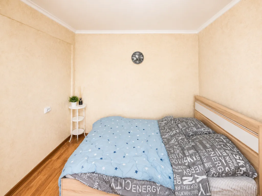Квартира однокомнатная на улице Мире, 33 м², Юрга — спальня, фото 3