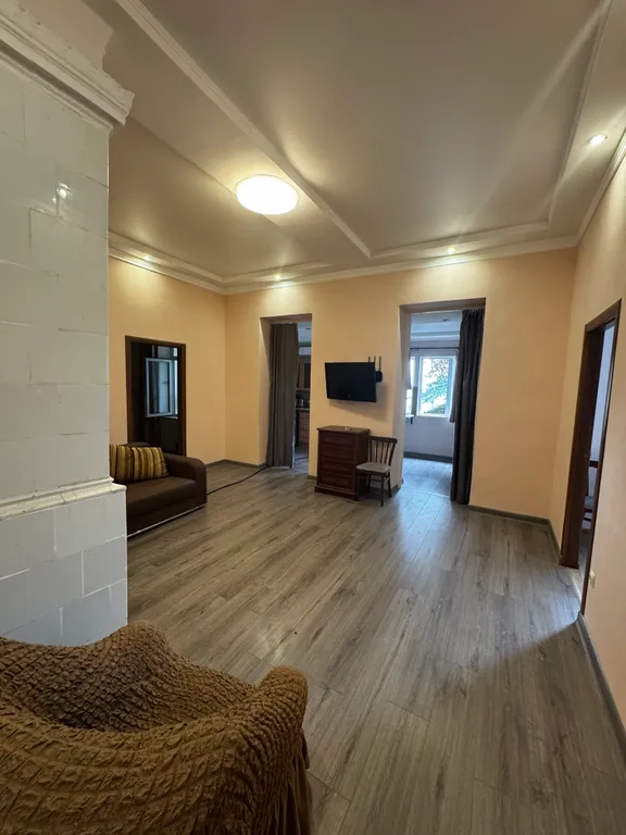 Квартира трёхкомнатная на улице Нагорной, 100 м², Ялта — фото 12