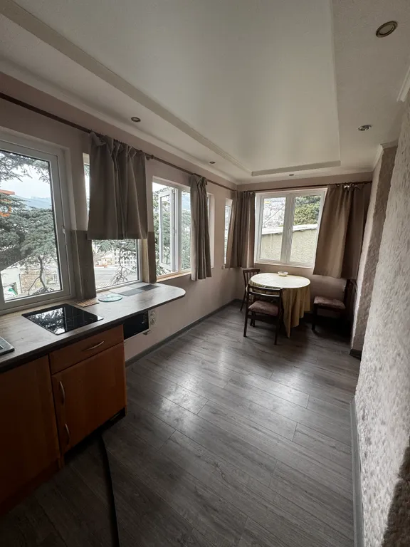Квартира трёхкомнатная на улице Нагорной, 100 м², Ялта — фото 15