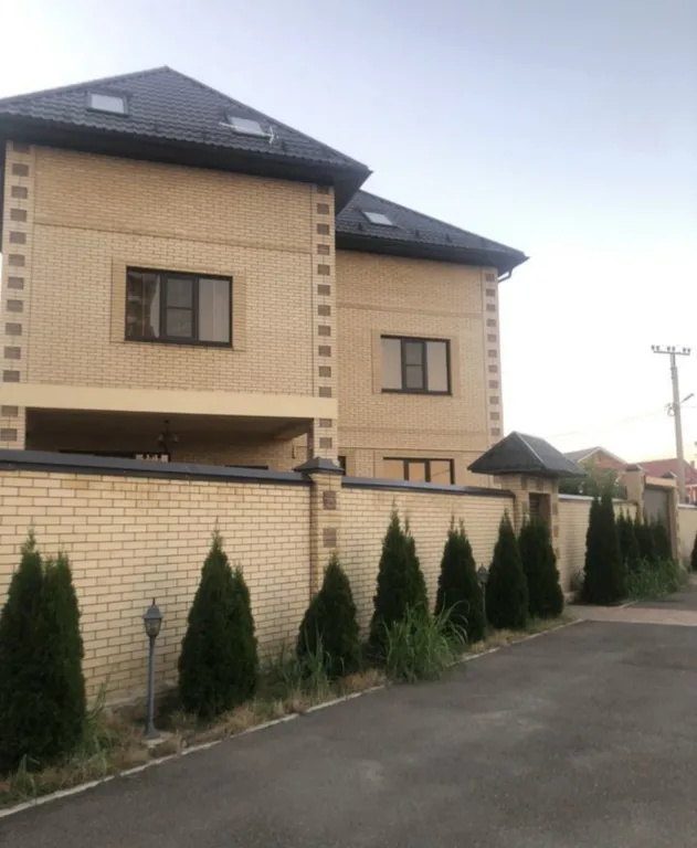 Трёхэтажный дом с хорошим ремонтом и со всеми удобствами