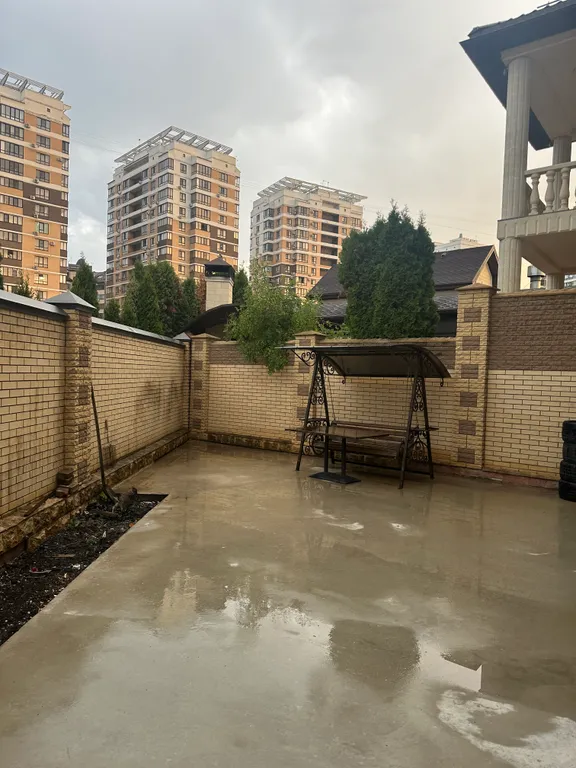 Трёхэтажный дом с хорошим ремонтом и со всеми удобствами