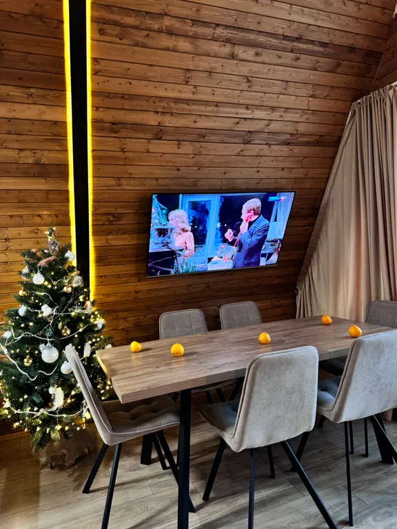 А-фрейм с бассейном и видом на озеро