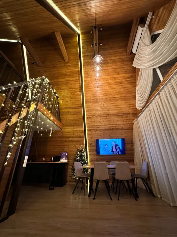 А-фрейм с бассейном и видом на озеро