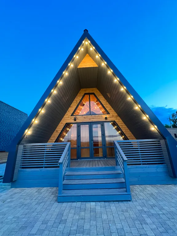 А-фрейм с бассейном и видом на озеро