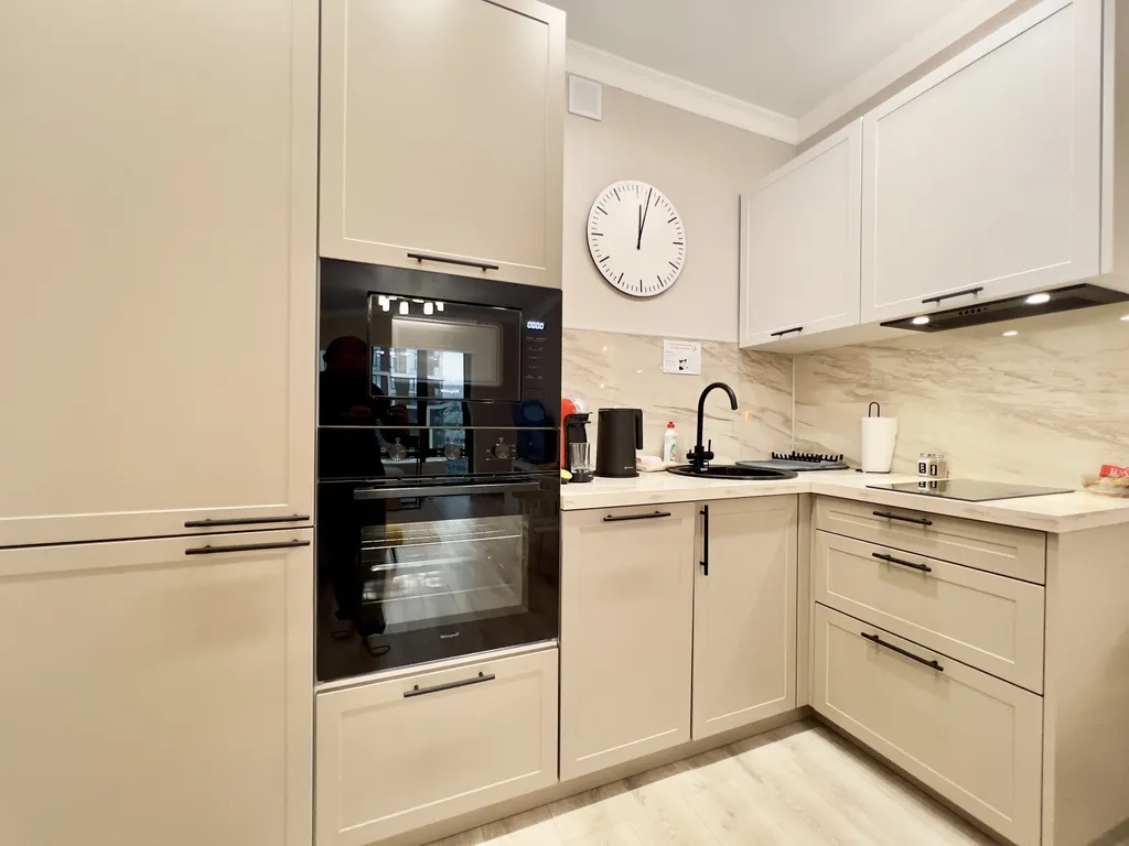 Апартаменты однокомнатные на улице Николая Машарова, 45 м², Тюмень — кухня, фото 4
