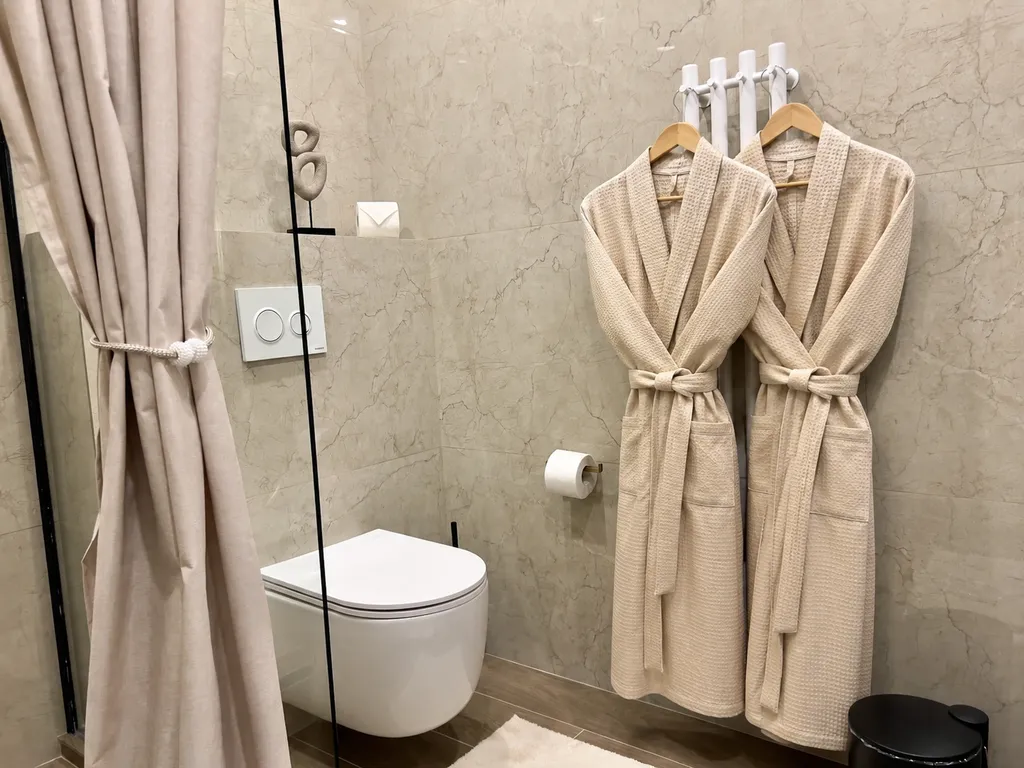 Апартаменты однокомнатные на улице Николая Машарова, 45 м², Тюмень — ванная комната, фото 5