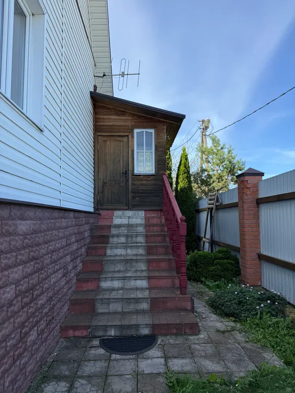 Уютный дом рядом с рекой