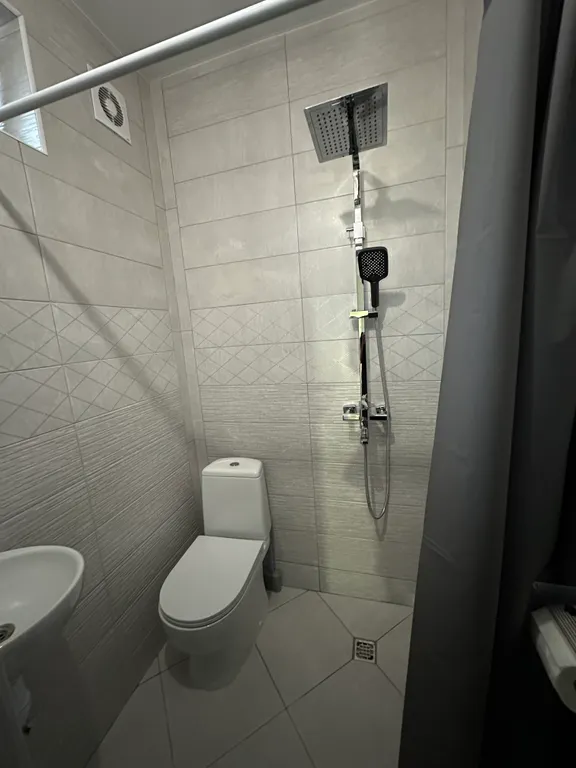 Дом 8-местный на улице Спартаке, 98 м², Владикавказ — ванная комната, фото 3