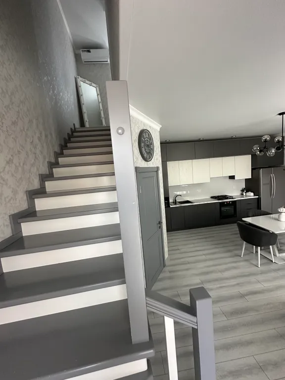 Дом 8-местный на улице Спартаке, 98 м², Владикавказ — кухня, фото 3