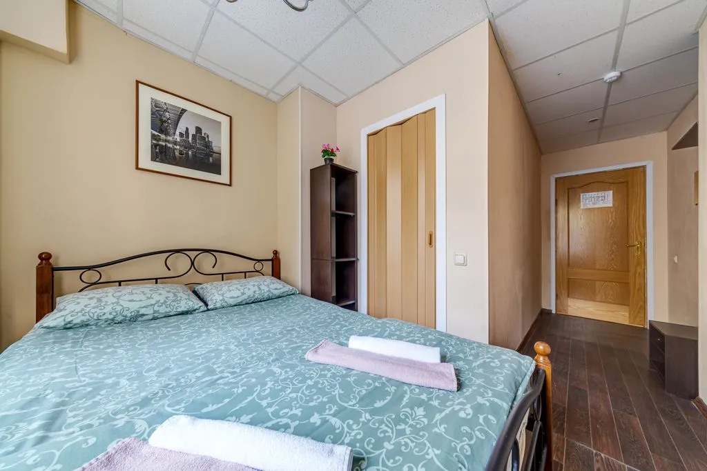 Двухместный номер с туалетом и раковиной