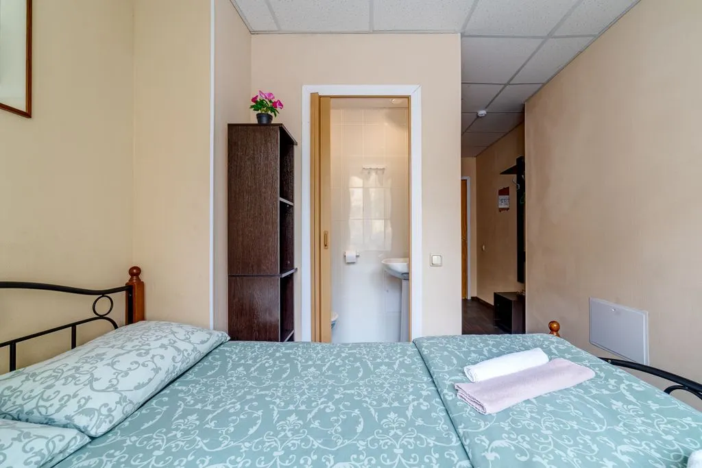 Двухместный номер с туалетом и раковиной