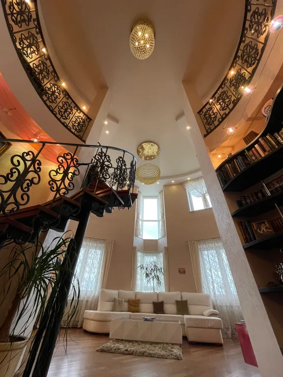 Двухуровневый пентхаус с дизайнерским интерьером