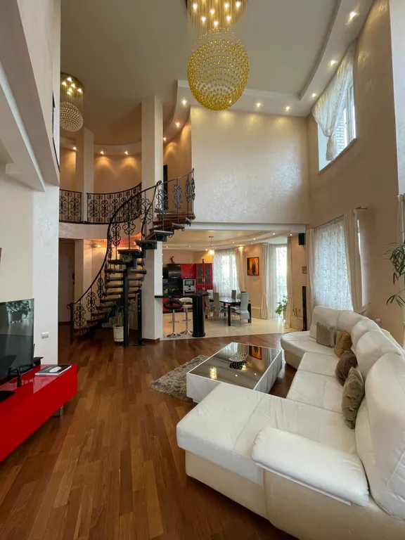 Двухуровневый пентхаус с дизайнерским интерьером