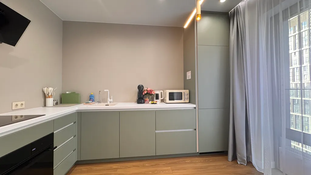 Апартаменты однокомнатные на улице Николая Машарова, 50 м², Тюмень — фото 5