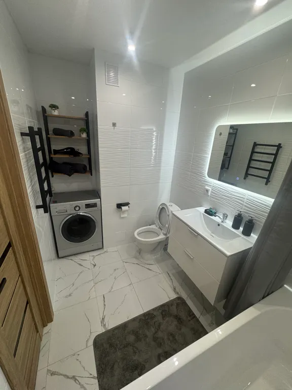 Квартира однокомнатная на улице Генерала Судакова, 42 м², Петрозаводск — ванная комната, фото 3