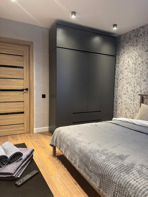 Квартира однокомнатная на улице Генерала Судакова, 42 м², Петрозаводск — спальня, фото 2