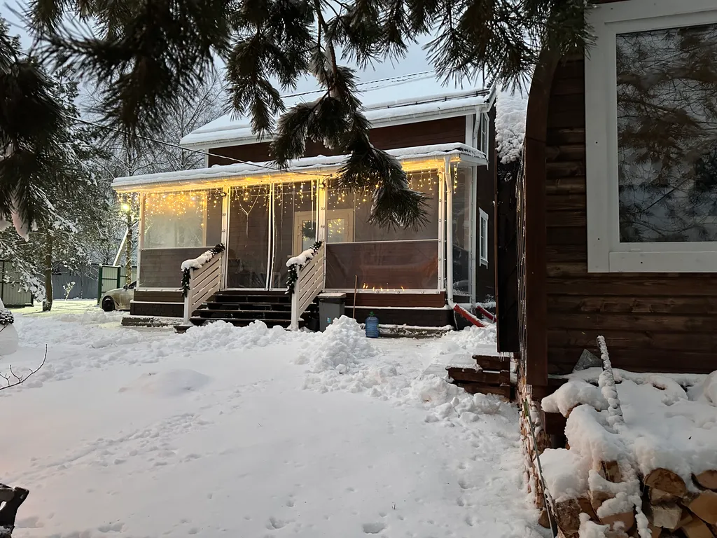 Дом в уединенном тихом месте рядом с лесом