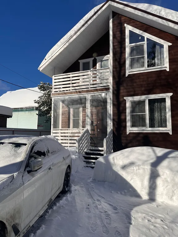 Дом в уединенном тихом месте рядом с лесом