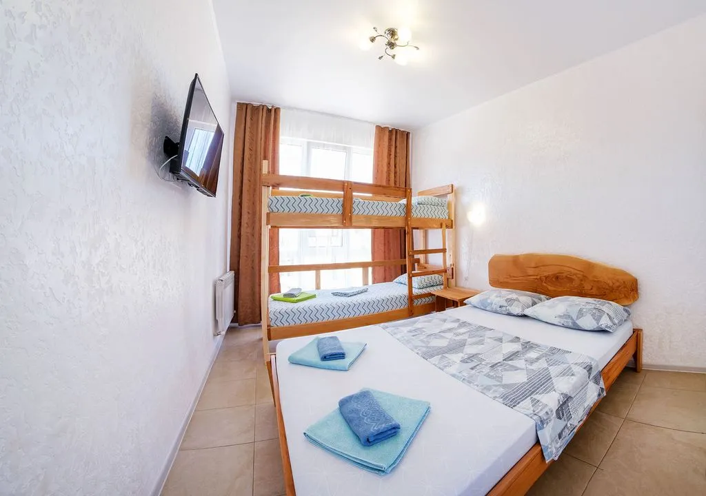 Четырёхместный номер с двуспальной и двухъярусной кроватями