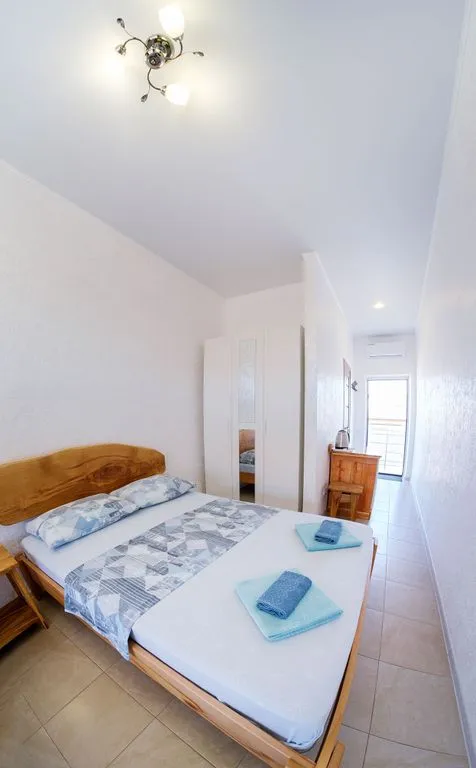 Четырёхместный номер с двуспальной и двухъярусной кроватями