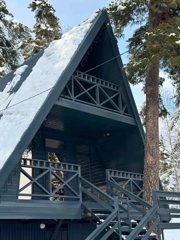 А-фрейм с видом на горы и лес