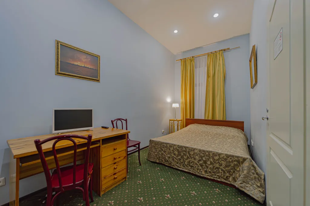 Апартаменты студия в центре Петербурга со своими кухней и санузлом