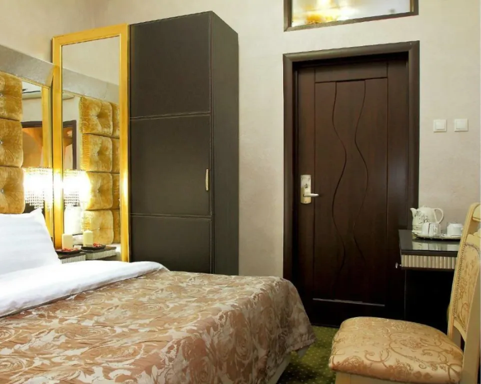 Двухместный номер с 1 кроватью с душевой и туалетом ECONOM