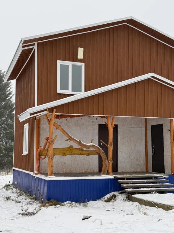 Уютный дом на берегу реки