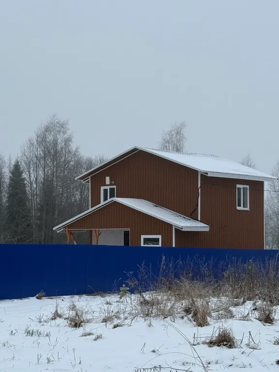 Уютный дом на берегу реки