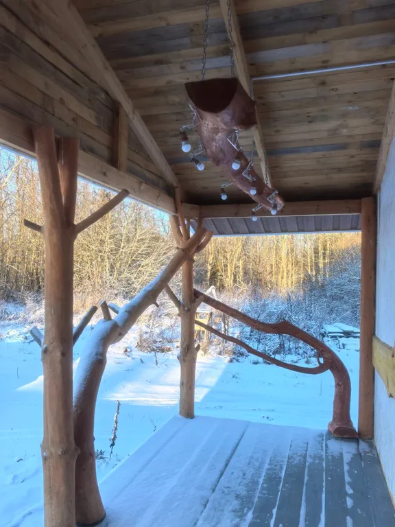 Уютный дом на берегу реки