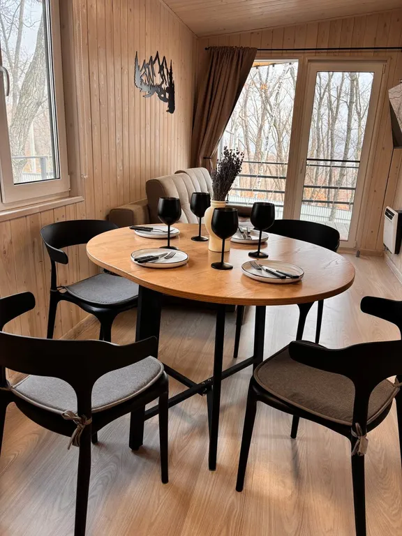 Домик в лесу с огороженным участком