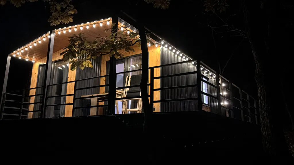 Домик в лесу с огороженным участком