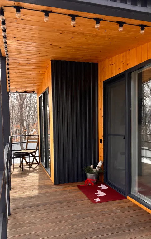 Домик в лесу с огороженным участком