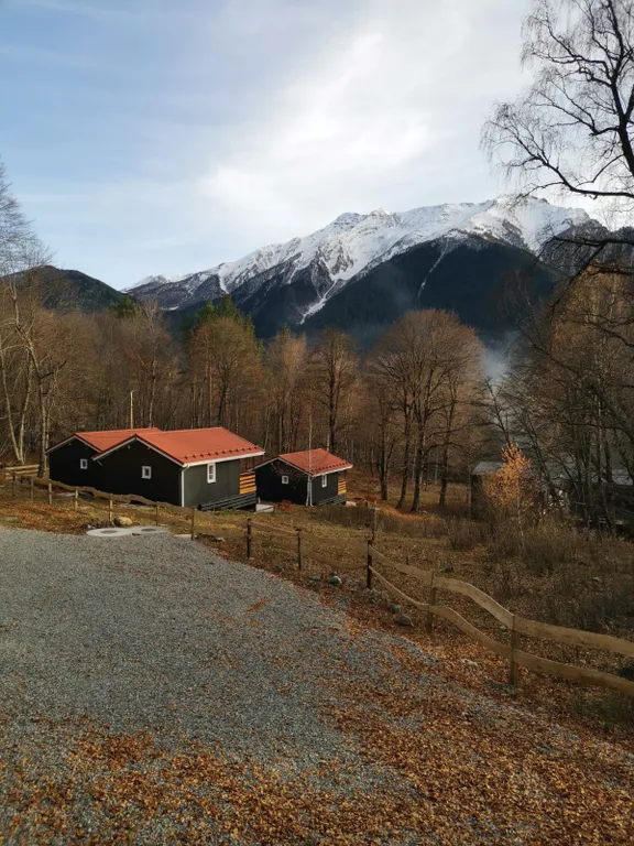 База отдыха «ЛейМар Архыз» предлагает проживание в уютных домиках