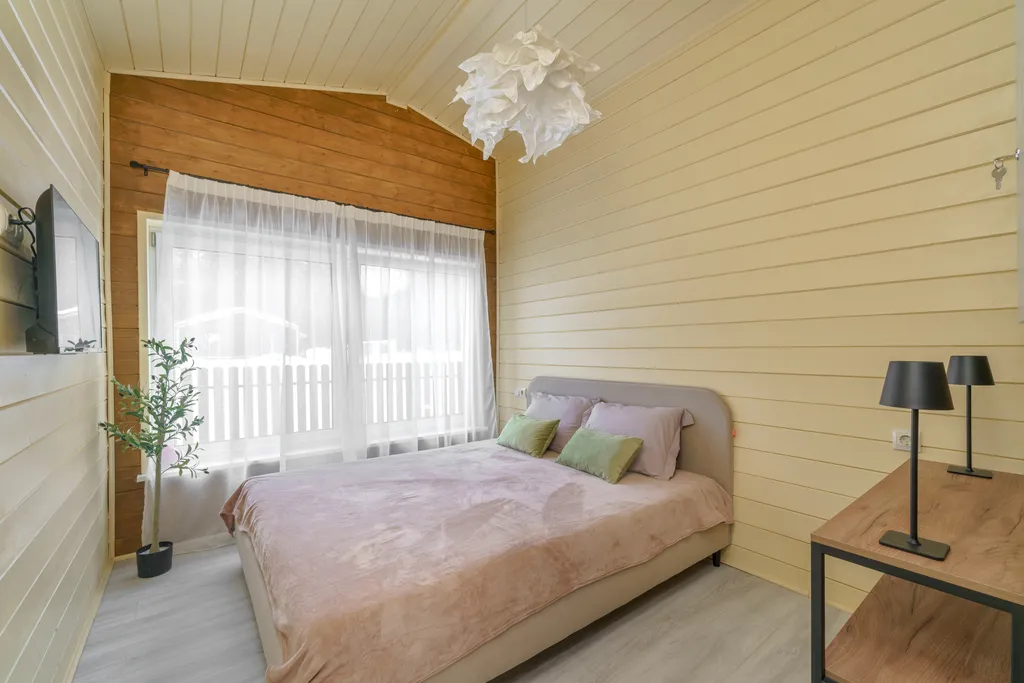 Дом в поле на берегу водохранилища