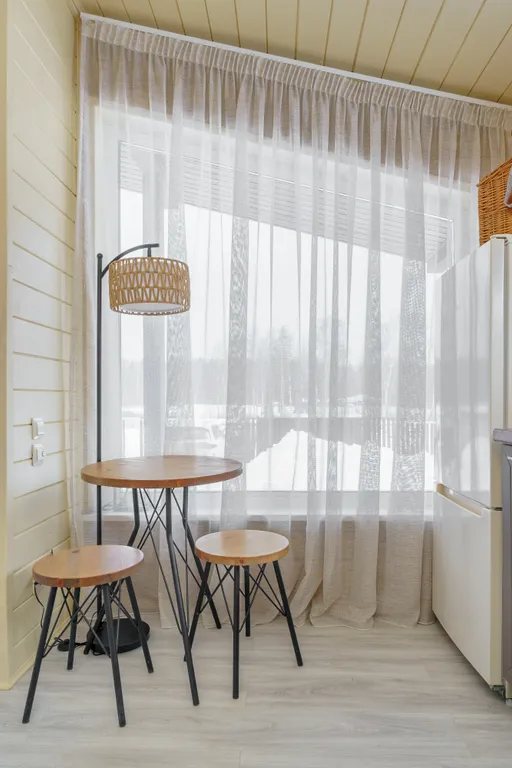 Дом в поле на берегу водохранилища