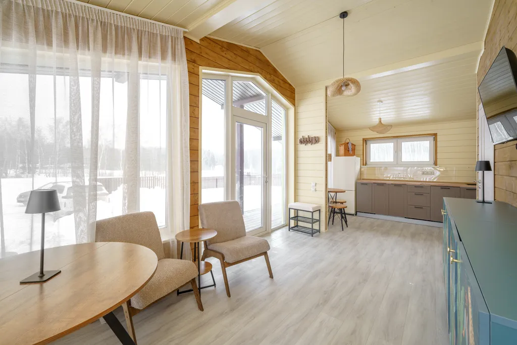 Дом в поле на берегу водохранилища