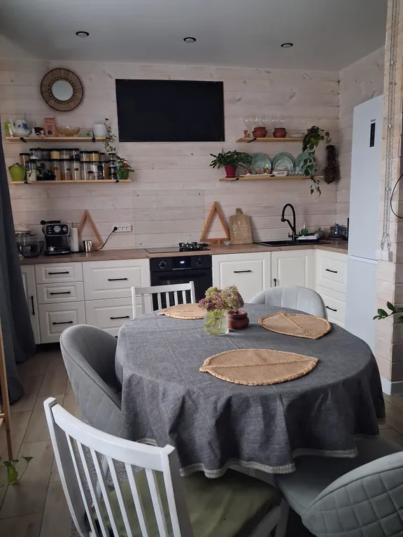 Уютный дом у леса